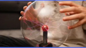 Choque ao tocar em alguém: entenda por que isso acontece