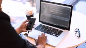 Profissões do futuro: veja as 8 carreiras em alta que vão dominar o mercado nos próximos anos