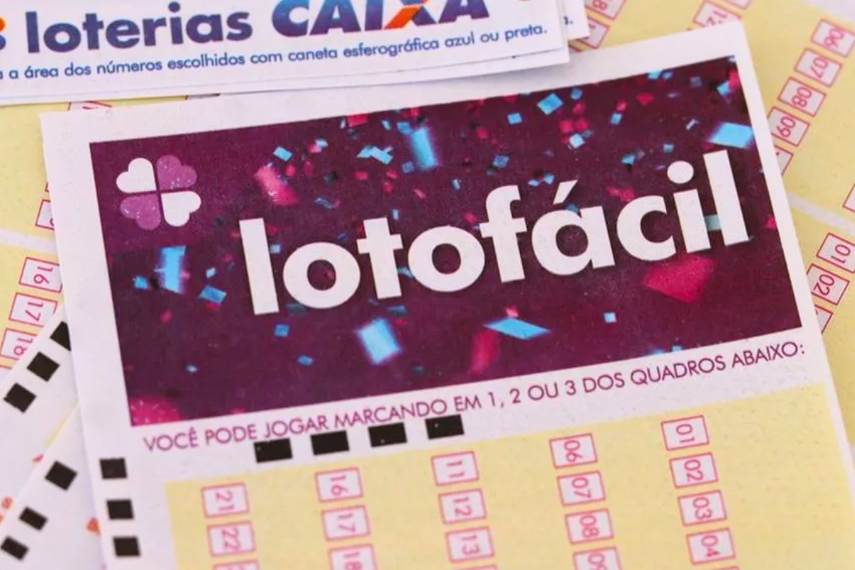 Apostador marca números em volante da Lotofácil em Guaraí.