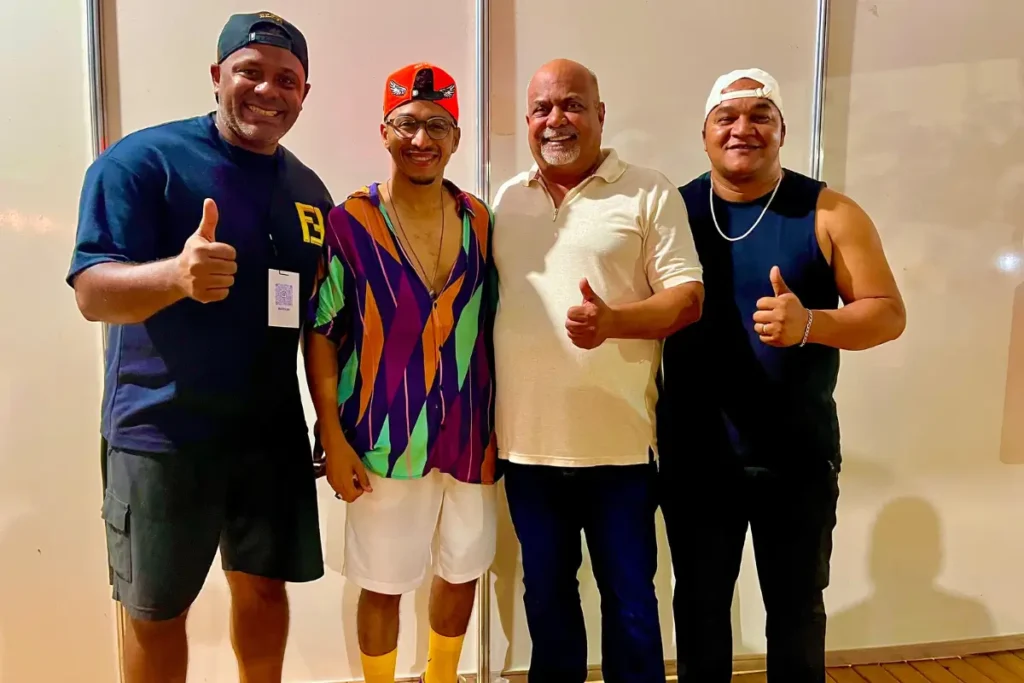 Banda BATEPALMAÍ se apresentando na Praia Recanto da Ilha, Formoso do Araguaia, com vocalista Alberto Bandeira, percussionista Jorge Kut e baterista Zé Bahia.