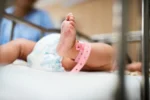 mãe chora após morte de bebê à espera de cirurgia cardíaca no Tocantins