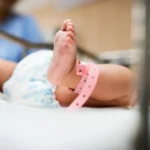mãe chora após morte de bebê à espera de cirurgia cardíaca no Tocantins