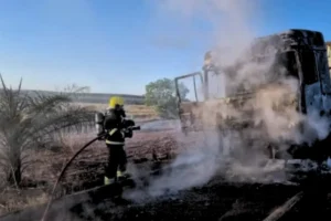 Incêndio em carreta mobiliza Bombeiros e PRF e causa interdição temporária da BR-153; não houve feridos
