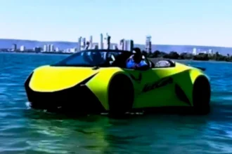 Jetski com design de Lamborghini navegando na Praia da Graciosa em Palmas, Tocantins