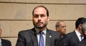 Carlos e Eduardo Bolsonaro acusam governadores de direita de oportunismo
