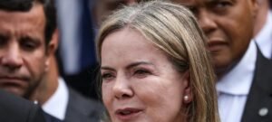 Justiça do DF nega indenização solicitada por Gleisi Hoffmann e Lindbergh Farias contra Gustavo Gayer