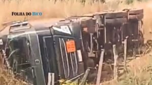 Carreta-tanque capota na TO-134 entre Axixá e São Bento; motorista não se machuca