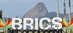 Lula vira principal voz nos Brics pela redução do dólar no comércio internacional