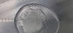 Superfície criada nos EUA faz gelo deslizar sozinho e pode gerar energia