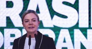 Gleisi Hoffmann critica Tarcísio e afirma que soberania não pode ser “presente” aos EUA