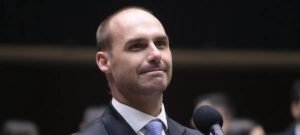 Pesquisa Quaest indica que 69% dos brasileiros veem Eduardo Bolsonaro agindo em benefício próprio e da família