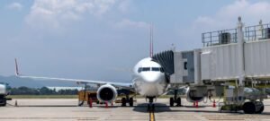 Água dos banheiros de aviões pode servir de alerta contra superbactérias, aponta estudo