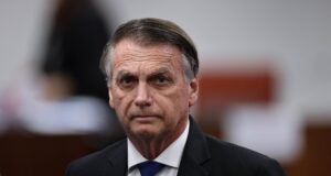 PF indici​a Bolsonaro e Eduardo por obstrução de Justiça e apreende celulares de Silas Malafaia