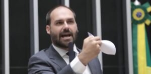 Oposição articula para diminuir tensão entre Hugo Motta e Eduardo Bolsonaro