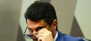 Marcos do Val desafia STF em vídeo com tornozeleira e acusa Moraes de perseguição