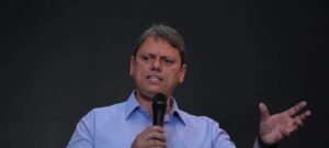 Tarcísio afirma que Bolsonaro é alvo de injustiça e governadores aliados preveem vitória da direita em 2026