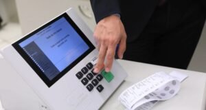 Oposição tenta retomar voto impresso via Código Eleitoral, mas enfrenta prazo apertado e veto do STF