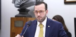 Oposição mobiliza CPMI e projeto para barrar repasses estrangeiros após acusações de Mike Benz