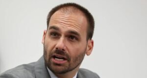 Eduardo Bolsonaro cogita concorrer ao Planalto em 2026 e ameaça deixar o PL caso Tarcísio se filie