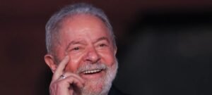 Lula combina críticas ao tarifaço dos EUA com aproximação ao Brics enquanto busca acordo em Washington