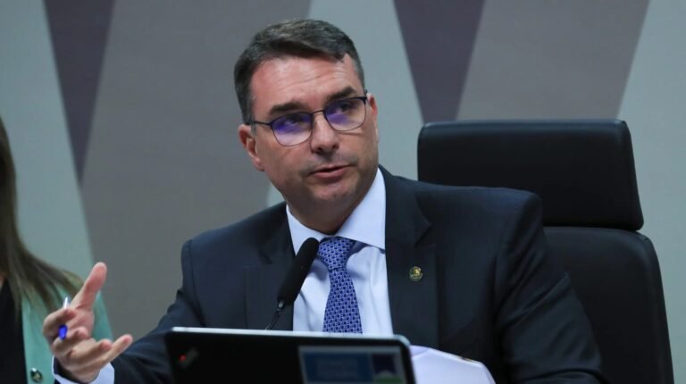 Flávio Bolsonaro critica monitoramento da casa do pai e fala em “humilhação” a Michelle e Laura