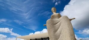 STF monta esquema especial de segurança para julgamento de Bolsonaro com drones, cães farejadores e barreiras