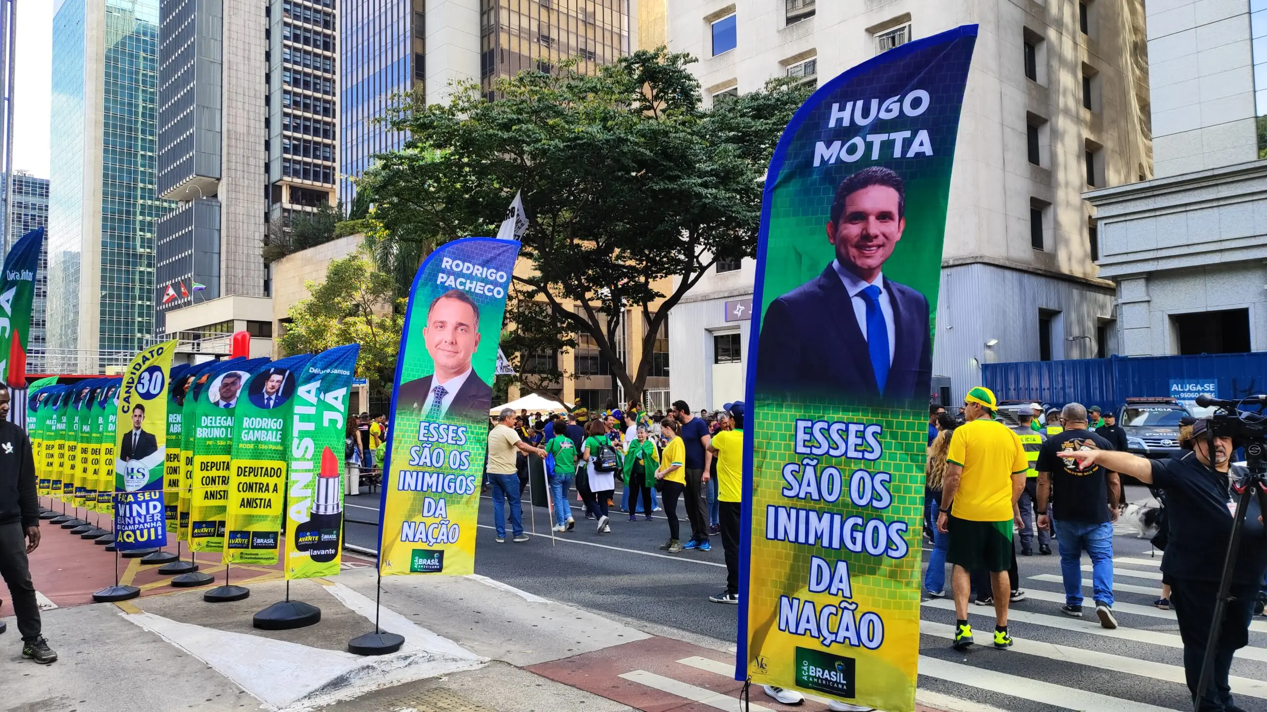 Hugo Motta é vaiado na Avenida Paulista e rotulado de “inimigo da nação” em atos contra Moraes e Lula - Imagem do artigo original