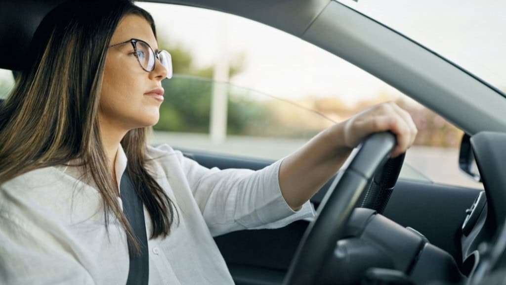 Motorista com restrição visual que dirige sem óculos comete infração gravíssima - Imagem do artigo original