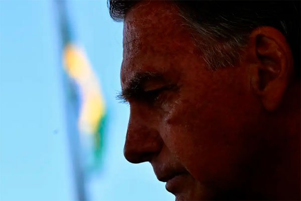 Moraes determina prisão domiciliar de Jair Bolsonaro e restringe visitas e uso de celular - Imagem do artigo original
