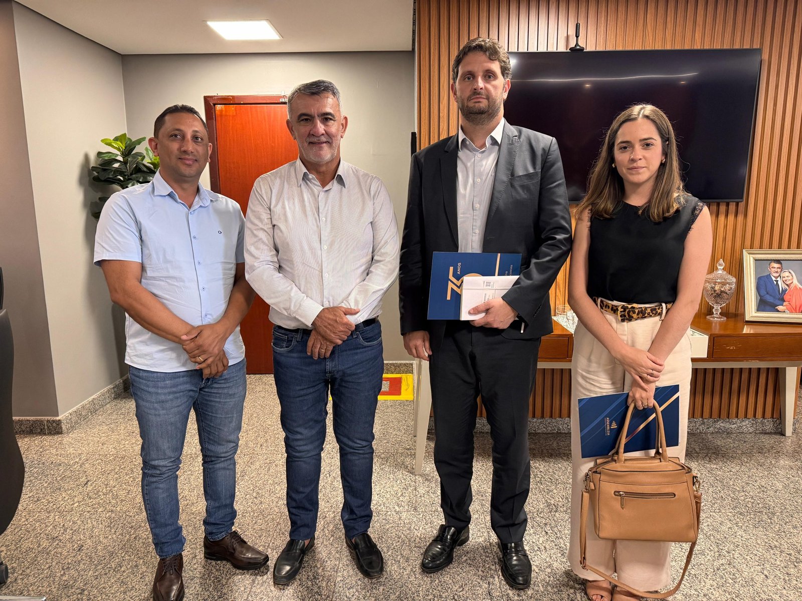 Deputado negocia com Vivo instalação de sinal de celular e internet no povoado Vinte Mil, em Carrasco Bonito - Imagem do artigo original