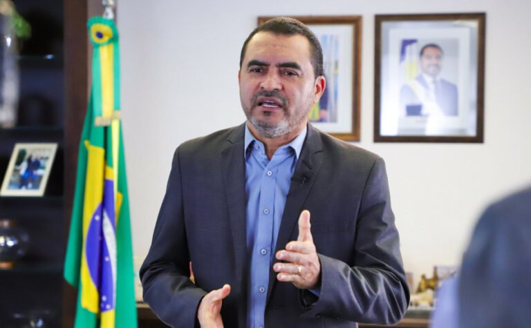 Governador do Tocantins celebra retorno dos voos comerciais no Aeroporto de Araguaína