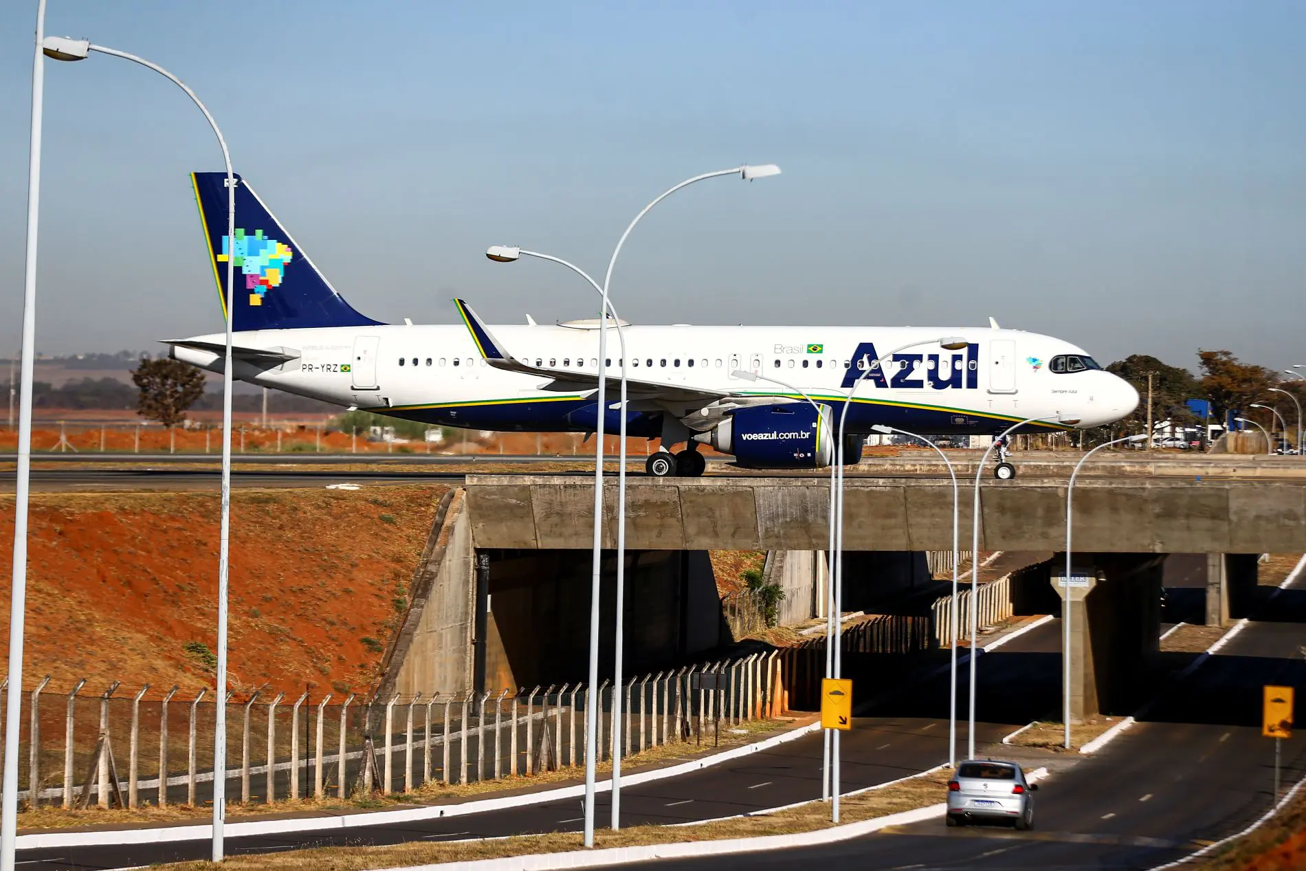 Avião da Azul desvia para Brasília após ameaça de bomba e passageiros desembarcam sem ferimentos - Imagem do artigo original