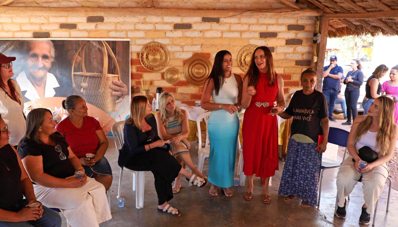 Primeira-dama do Tocantins se reúne com artesãs na comunidade quilombola Mumbuca, no Jalapão - Imagem do artigo original