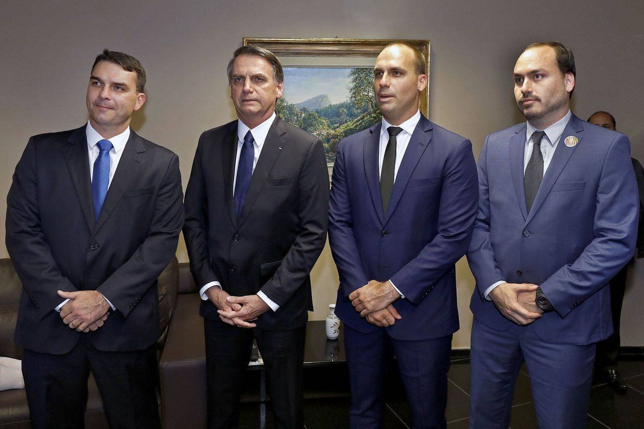Flávio Bolsonaro chama pai de “preso político” antes de visita de Dia dos Pais - Imagem do artigo original