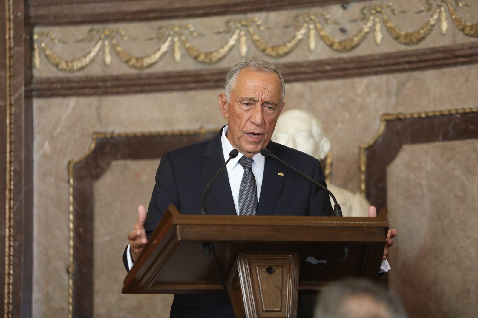 Presidente português veta decreto que restringia direitos de imigrantes - Imagem do artigo original