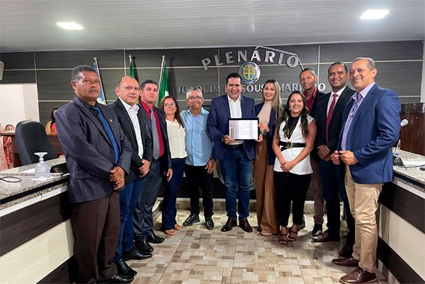 Deputado Marcus Marcelo recebe título de cidadão em Angico, entrega carro à Câmara e promete R$ 150 mil para ambulância - Imagem do artigo original