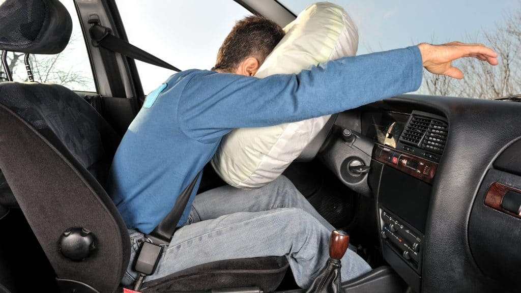 Distância correta e ajuste do cinto são decisivos para a eficácia do airbag - Imagem do artigo original