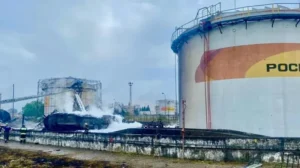 Incêndio atinge depósito de combustível na Rússia após ataque de drones; Moscou reage com novos bombardeios na Ucrânia