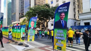 Hugo Motta é vaiado na Avenida Paulista e rotulado de “inimigo da nação” em atos contra Moraes e Lula
