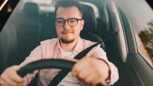 Motorista com restrição visual que dirige sem óculos comete infração gravíssima