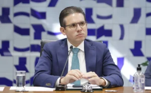 Motta encerra sessão da Câmara em meio a protestos e diz que decisão judicial “se cumpre”