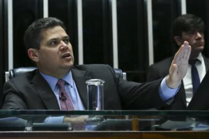 Alcolumbre convoca reunião de emergência com líderes após oposição ocupar Mesas do Congresso