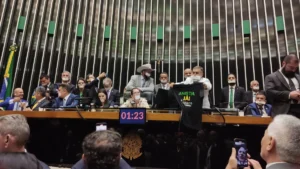 Oposição passa a noite nas mesas da Câmara e do Senado e cobra reunião com Motta e Alcolumbre