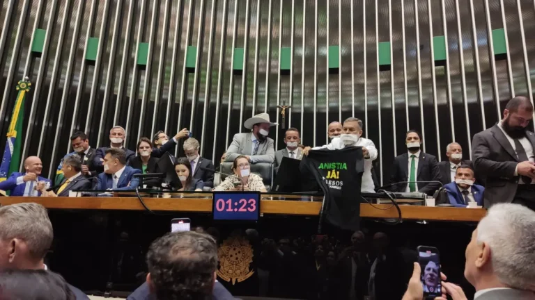 Oposição passa a noite nas mesas da Câmara e do Senado e cobra reunião com Motta e Alcolumbre