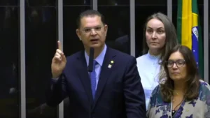 Sóstenes Cavalcante se desculpa com Hugo Motta após acusar acordo para liberar plenário