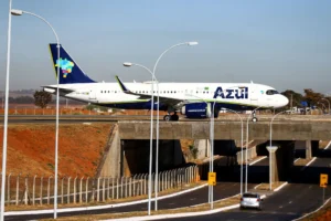 Avião da Azul desvia para Brasília após ameaça de bomba e passageiros desembarcam sem ferimentos