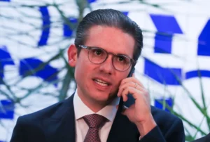 Presidente da Câmara descarta alterar regras e aponta risco de perda de mandato de Eduardo Bolsonaro