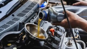 Troca de óleo do motor varia conforme uso do veículo; saiba o momento certo