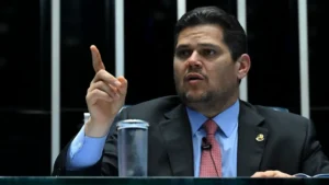 Alcolumbre admite analisar impeachment de Alexandre de Moraes e fala em critério “jurídico-político”