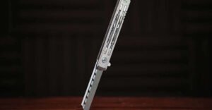 Criador de sabre de luz apresenta canivete de titânio que corta aço